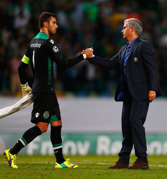 LISBON, PORTUGAL - SEPTEMBER 30:  Jose Mourinho manager of Chelsea shakes hands with Rui Patricio of Sporting Lisbon after the UEFA Champions League Group G match between Sporting Clube de Portugal and Chelsea FC at Estadio Jose Alvalade on September 30, 2014 in Lisbon, Portugal.  (Photo by Julian Finney/Getty Images)