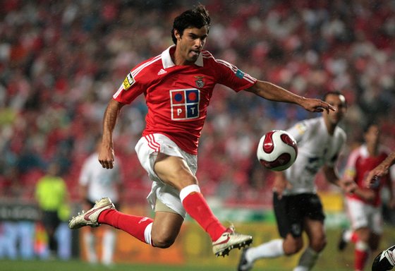 Benfica's Luis Felipe controls the ball as he plays against Vitoria Guimaraes during their Premier League football match at Luz Stadium in Lisbon 12 March 2007. AFP PHOTO/ NICOLAS ASFOURI (Photo credit should read NICOLAS ASFOURI/AFP/Getty Images)
