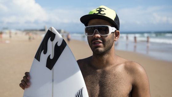 Derek Rabelo Ã© cego, tem 22 anos e apenas se aventurou no surf aos 17 anos. Veio a Portugal para a estreia do 'Beyond Sight', um documentÃ¡rio sobre a sua histÃ³ria que estreou no sÃ¡bado, no Estoril.