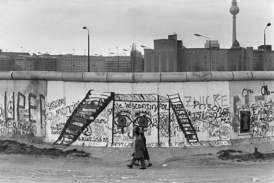 Graffiti num troÃ§o do Muro de Berlim