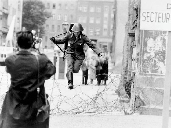 Imagem emblemÃ¡tica de um soldado a fugir da Alemanha de Leste nos primeiros dias de construÃ§Ã£o do Muro