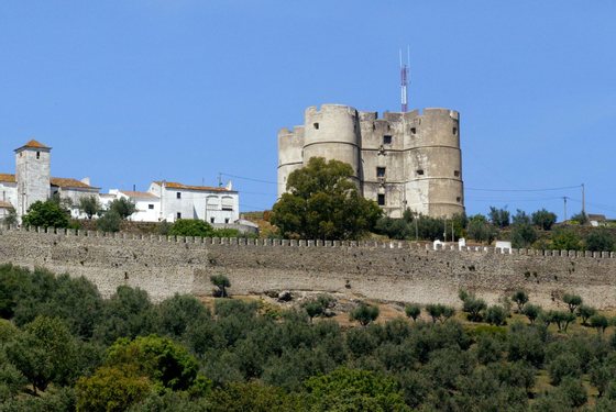 PatrimÃ³nio: Antena instalada no castelo de Evoramonte que provocou polÃ©mica vai ser substituÃ­da.