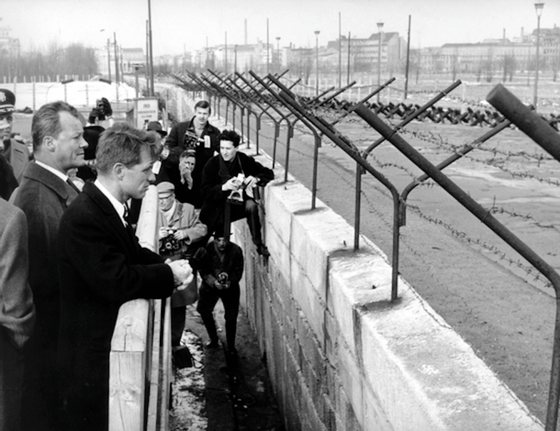 Robert Kennedy durante uma visita a Berlim, na companhia de Willy Brandt, 1962
