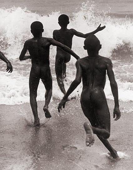 [imagem 20] Martin MunkÃ¡sci, Rapazes no Lago Tanganica, 1930