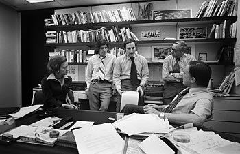 Os jornalistas do caso Watergate, Woodward e Bernstein, reunidos com a Publisher, Katharine Graham, e Ben Bradlee