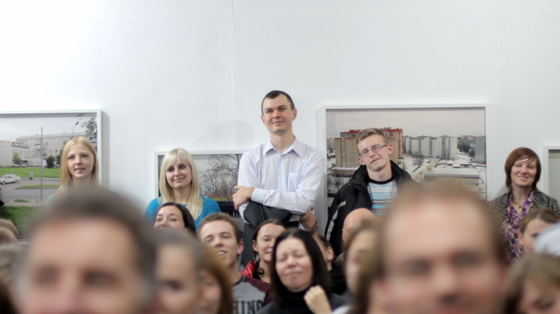 Todas as semanas, cerca de 300 pessoas aparecem nas aulas de bielorrusso na ÐŽ Gallery, em Minsk.