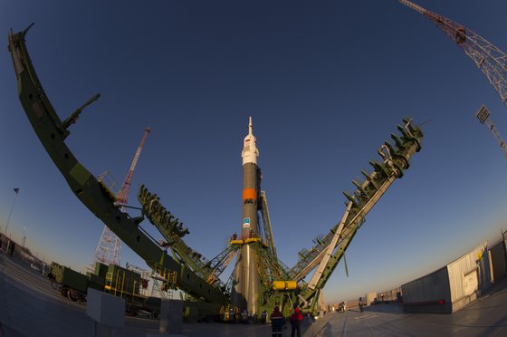 Soyuz_moved_into_vertical_position
