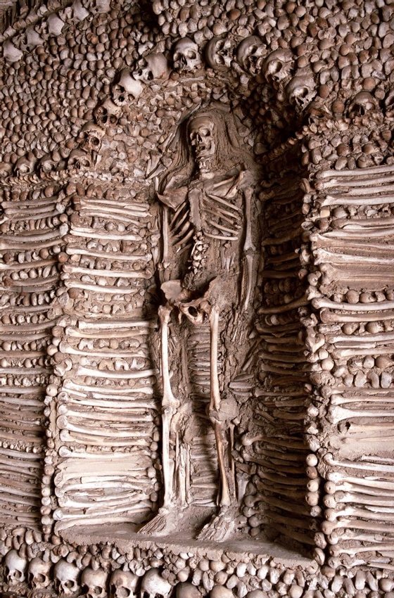 Esqueleto na capela de Campo Maior