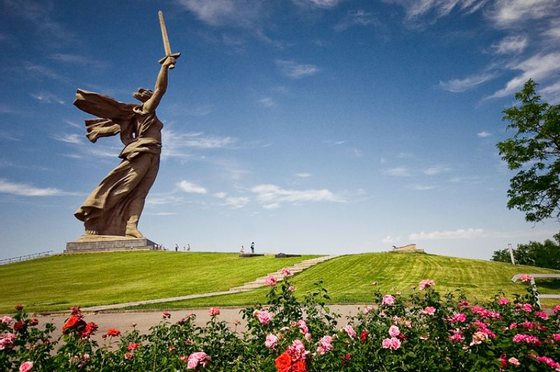 A MÃ£e PÃ¡tria Chama!, de 1963-1967, erguida na colina de Mamayev Kurgan, nos arredores de Volgogrado