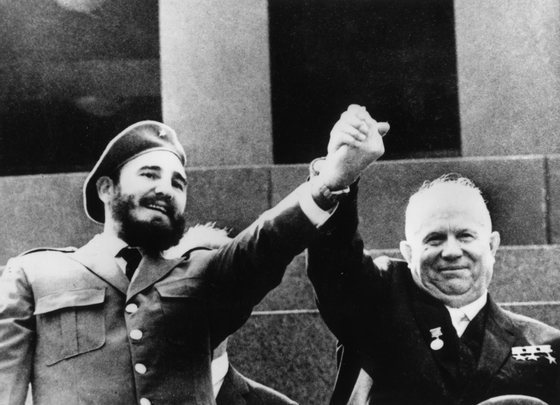 7th May 1964:  Cuban revolutionary Fidel Castro with Soviet premier Nikita Khrushchev (1894 - 1971) at the Lenin Mausoleum in Red Square, Moscow.  (Photo by Hulton Archive/Getty Images)