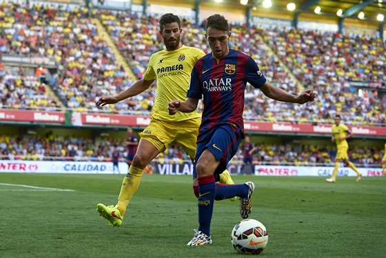 VILLARREAL, SPAIN - AUGUST 31:  Munir (R) of Barcelona is closed down by Mateo Pablo Musacchio of Villarreal during the La Liga match between Villarreal CF and FC Barcelona at El Madrigal stadium on August 31, 2014 in Villarreal, Spain.  (Photo by Manuel Queimadelos Alonso/Getty Images)