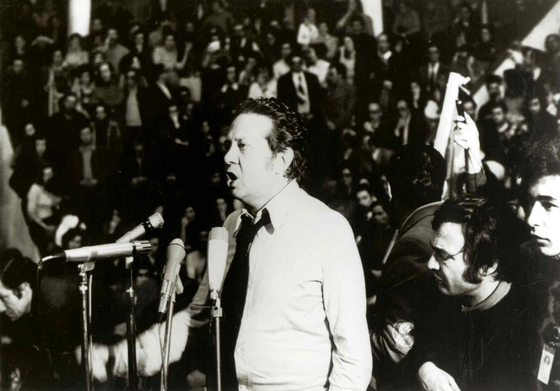 MÃ¡rio Soares discursa durante um comÃ­cio do Partido Socialista (PS) no PavilhÃ£o dos Desportos, Lisboa. 1975.