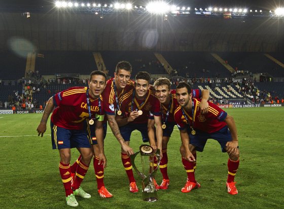 (L-R) Spain's midfielder Thiago Alcantara, forward Cristian Tello and defenders Marc Bartra, Marc Muniesa and Martin Montoya celebrate with the trophy after winning their 2013 UEFA U-21 Championship football match against Italy at Teddy Stadium in Jerusalem on June 18, 2013. Spain won 4-2. AFP PHOTO / JACK GUEZ        (Photo credit should read JACK GUEZ/AFP/Getty Images)