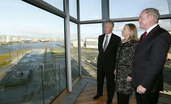 Fis sempe frequentes telefonemas ao primeiro-ministro Peter Robinson, ao primeiro-ministro adjunto, Martin McGuiness (aqui a ver a doca onde foi construÃ­do o Titanic)