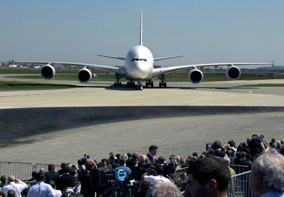 The giant double-decker Airbus A380, the world's largest commercial airliner, lands, 27 April 2005 on the tarmac of Toulouse-Blagnac's airport. In a momentous gamble for Airbus Industries, the European aircraft maker that has punched its way to the top of the civil aircraft industry, the new plane challenges the Boeing 747's long dominance of the jumbo jet market. AFP PHOTO GEORGES GOBET (Photo credit should read GEORGES GOBET/AFP/Getty Images)