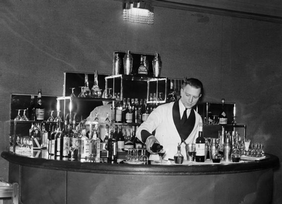 6th April 1932: The cocktail bar of the Monseigneur in London. (Photo by Sasha/Getty Images)