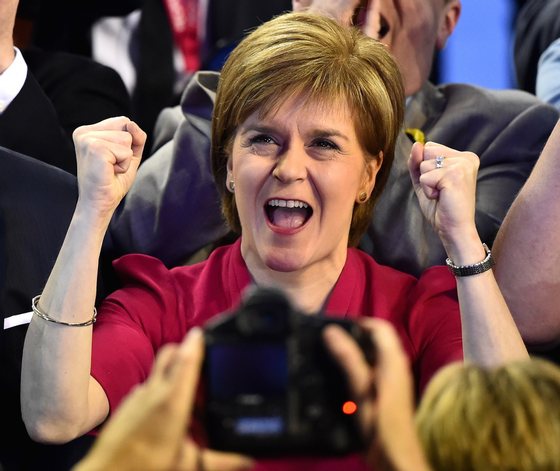 Nicola Sturgeon teve razÃµes para festejar na noite de quinta-feira. (Jeff J Mitchell/Getty Images)