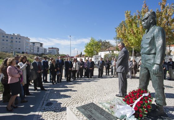 SantarÃ©m, 20/10/2012 - Homenagem a Salgueiro Maia junto da sua estÃ¡tua em SantarÃ©m. O coronel Pereira Cracel discursa (CÃ©sar Cordeiro / Global Imagens)
