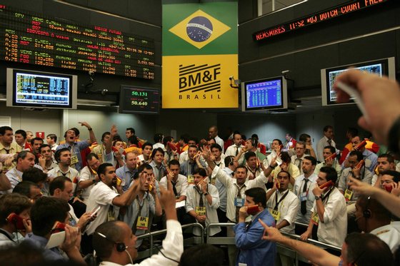Sao Paulo, BRAZIL: Brazilian stock traders negociate at the iBovespa index pit during the morning session, at the Mercantile & Futures Exchange (BM&F), in Sao Paulo, Brazil, 03 May 2007. Brazil's Central Bank has been buying dollars in the spot market since last July in an effort to slow its increase facing the real's rally as some of the highest real interest rates in the world attract foreign investors, and a growing trade surplus boost dollar flows to the biggest economy in Latin America. AFP PHOTO/Mauricio LIMA (Photo credit should read MAURICIO LIMA/AFP/Getty Images)