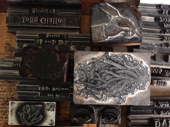 Imagem das placas de metal usadas na manufactura dos livros
