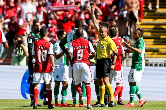 The referee Marco Ferreira show the red card to Sporting CP player Cedric (3-L) during the Portuguese Cup Final match against SC Braga held at Jamor Stadium in Oeiras, outskirts of Lisbon, Portugal, 31 May 2015. MIGUEL A. LOPES/LUSA