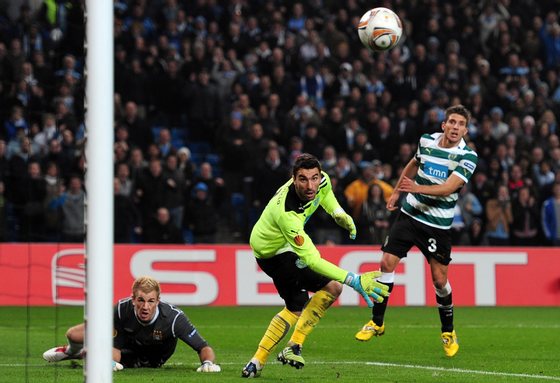 MANCHESTER, ENGLAND - MARCH 15:  Goal keeper Joe Hart of Man City heads the ball just wide of the post during the UEFA Europa League round of 16 second leg match between Manchester City FC and Sporting Lisbon at Etihad Stadium on March 15, 2012 in Manchester, England.  (Photo by Shaun Botterill/Getty Images)