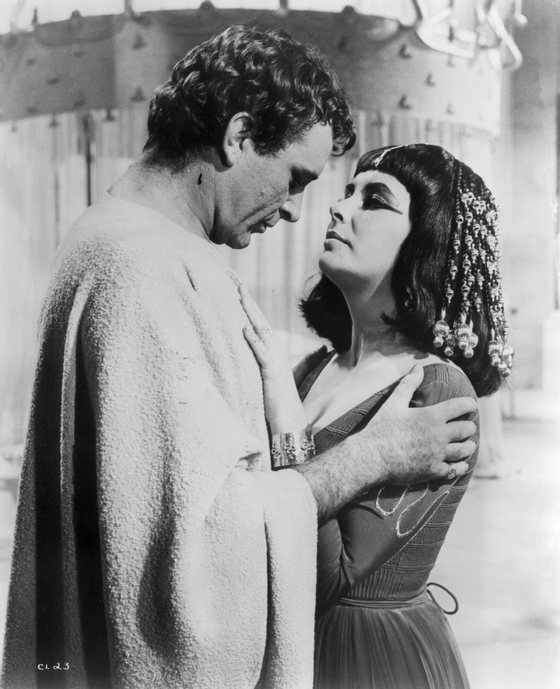 1962:  Welsh actor Richard Burton (1925 - 1984) with his co-star and future wife, Elizabeth Taylor in the epic drama 'Cleopatra'.  (Photo by Hulton Archive/Getty Images)