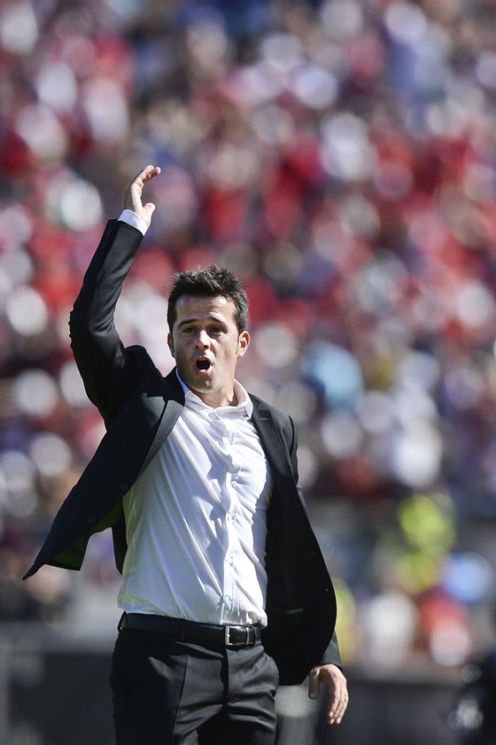 Sporting's head coach Marco Silva gestures and shouts during the Taca de Portugal (Portuguese Cup) football match final Sporting CP vs SC Braga at Jamor stadium in Oeiras, outskirts of Lisbon on May 31, 2015.   AFP PHOTO/ PATRICIA DE MELO MOREIRA        (Photo credit should read PATRICIA DE MELO MOREIRA/AFP/Getty Images)