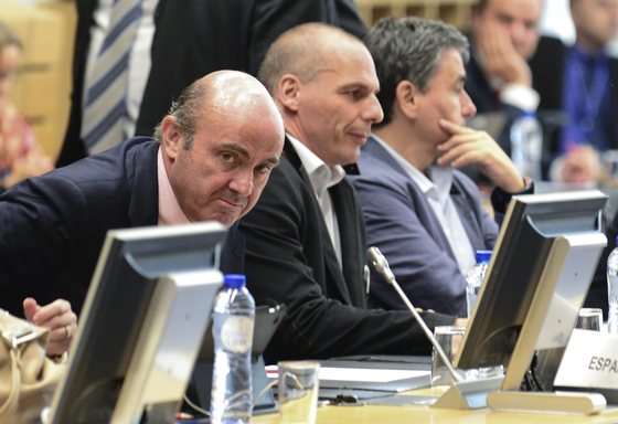 Spanish Economy minister Cristobal Montoro Romero (L) and Greek Finance Minister Yanis Varoufakis (C) attend a Eurogroup Council meeting on June 24, 2015  at the EU Headquarters in Brussels. AFP PHOTO / JOHN THYS        (Photo credit should read JOHN THYS/AFP/Getty Images)