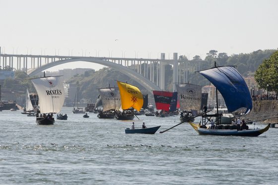 Vila Nova de Gaia, 24/06/2013 - Realizou-se hoje Ã  tarde a regata de barcos Rabelos no rio Douro entre o Cabedelo e a ponte D. Luis I no Porto. ( Pedro Correia / Global Imagens )