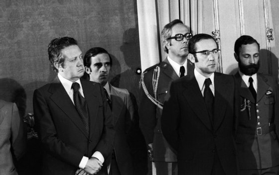 29/08/1976 Ramalho Eanes (direita), presidente portuguÃªs durante a posse ao Ministro da RepÃºblica dos AÃ§ores, General GalvÃ£o de Figueiredo. Presente MÃ¡rio Soares (esquerda) Foto de JoÃ£o Ribeiro