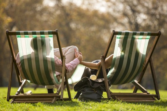 LONDON, ENGLAND - OCTOBER 31: A couple relax in the sunshine in Green Park on October 31, 2014 in London, England. Temperatures in London are forecasted to exceed 20 degrees making today the hottest Halloween on record. (Photo by Rob Stothard/Getty Images)
