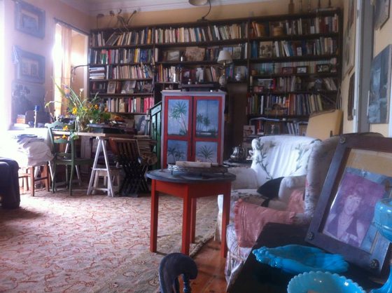A sala com os livros de Isabel da NÃ³brega