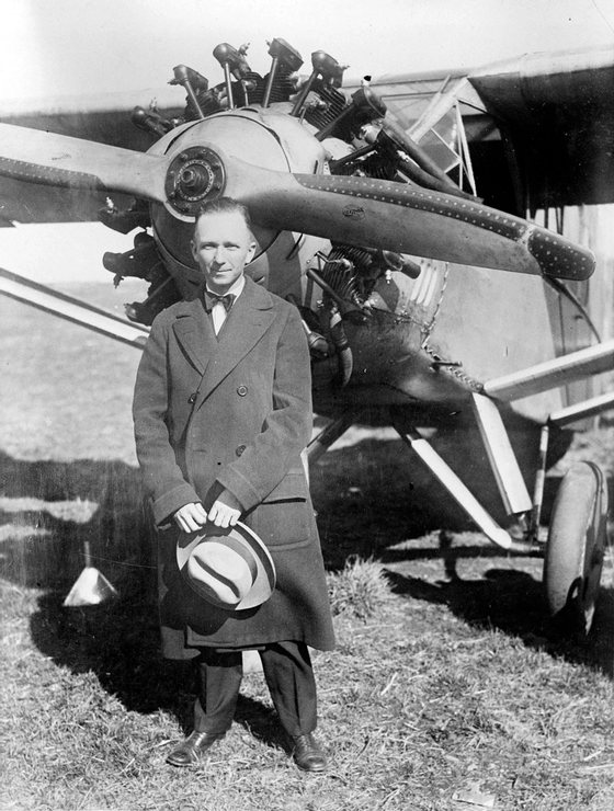 Chamberlin_and_his_plane_that_he_flew_from_N.Y._to_Germany_1927