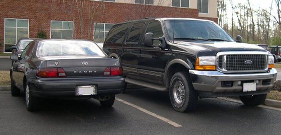 Ford_Excursion_and_Toyota_Camry
