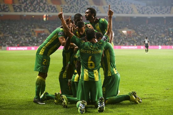 TondelaÂ´s players celebrate after scoring an equalizer against Sporting during their Portuguese First League match held at Aveiro Stadium, Portugal, 14 August 2015. PAULO NOVAIS/LUSA