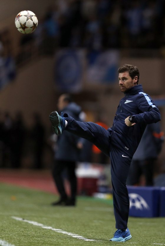 Zenit's coach Andre Villas-Boas kicks the ball during the UEFA Champions League football match AS Monaco (ASM) vs Zenit Saint-Petersburg, on December 9, 2014 at the Louis II stadium in Monaco. AFP PHOTO / VALERY HACHE (Photo credit should read VALERY HACHE/AFP/Getty Images)