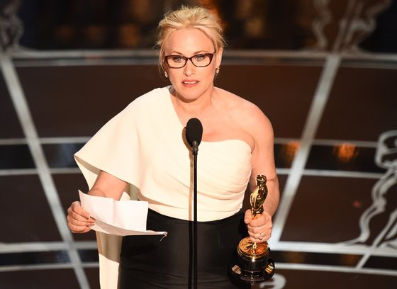 Winner for Best Supporting Actress Patricia Arquette accepts her award on stage at the 87th Oscars February 22, 2015 in Hollywood, California. AFP PHOTO / Robyn BECK (Photo credit should read ROBYN BECK/AFP/Getty Images)