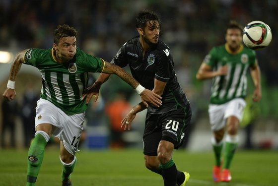 Rio Ave's Brazilian defender Lionn (L) vies with Sporting's Costa Rican forward Bryan Ruiz during the Portuguese league football match Rio Ave FC vs Sporting CP at Arcos stadium in Vila do Conde on September 13, 2015. AFP PHOTO/ MIGUEL RIOPA (Photo credit should read MIGUEL RIOPA/AFP/Getty Images)