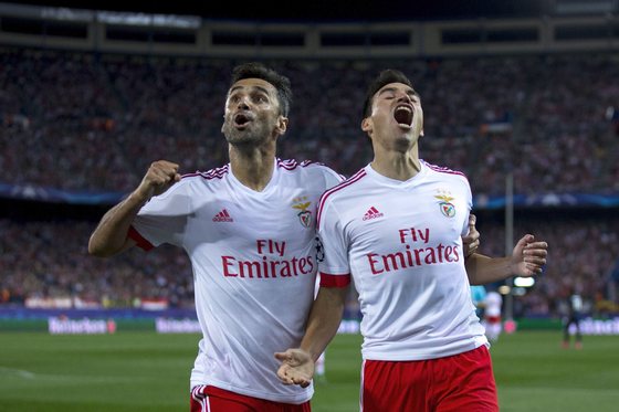 MADRID, SPAIN - SEPTEMBER 30: Nicolas Gaitan (R) of SL Benfica celebrates scoring their opening goal with teammate Jonas Goncalves (L) during the UEFA Champions League Group C match between Club Atletico de Madrid and SL Benfica at Vicente Calderon Stadium on September 30, 2015 in Madrid, Spain. (Photo by Gonzalo Arroyo Moreno/Getty Images)