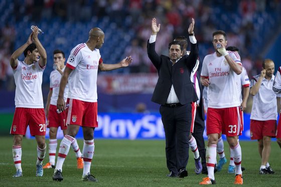 MADRID, SPAIN - SEPTEMBER 30: Head coach Rui Vitoria (2ndR) of SL Benfica greets their fans surrounded by his players after winning the the UEFA Champions League Group C match between Club Atletico de Madrid and SL Benfica at Vicente Calderon Stadium on September 30, 2015 in Madrid, Spain.  (Photo by Gonzalo Arroyo Moreno/Getty Images)