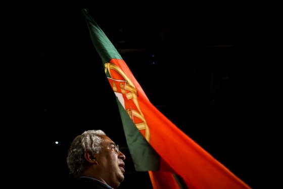 O secretÃ¡rio-geral do Partido Socialista (PS), AntÃ³nio Costa, segura uma bandeira de Portugal durante um comÃ­cio no Ã¢mbito da campanha eleitoral para as eleiÃ§Ãµes legislativas que se realizam no dia 4 de outubro, em Leiria, 24 de setembro de 2015. MÃRIO CRUZ/ LUSA