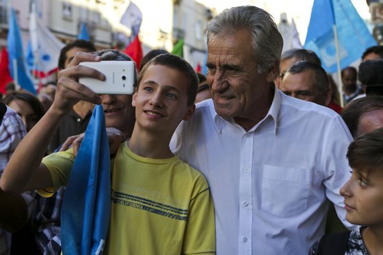 O secretÃ¡rio-geral do PCP, JerÃ³nimo de Sousa, tira uma selfie com um jovem durante uma aÃ§Ã£o nas ruas de Lisboa em campanha eleitoral para as eleiÃ§Ãµes legislativas que se realizam no dia 4 de outubro. 23 de setembro de 2015. MIGUEL A. LOPES/LUSA