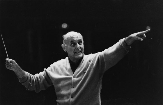 Hungarian-born Sir Georg Solti (1912 - 1997) conducting the Chicago Symphony Orchestra at the Albert Hall. Solti toured extensively with the CSO after his appointment as their conductor in 1969. Original Publication: People Disc - HL0236 (Photo by Evening Standard/Getty Images)