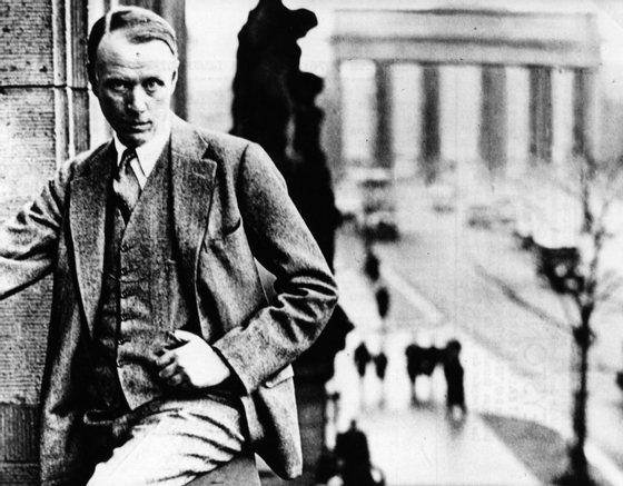 circa 1925: US novelist (Harry) Sinclair Lewis (1885 - 1951) on the balcony of the Adlon Hotel at Berlin. (Photo by Keystone/Getty Images)