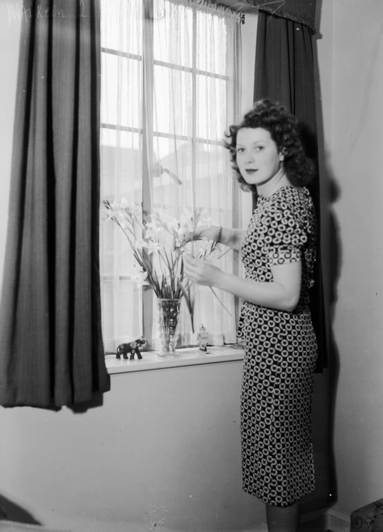 circa 1945: Irish actress Maureen O'Hara arranging flowers. (Photo by Hulton Archive/Getty Images)