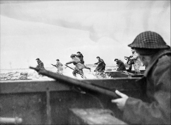 Les troupes canadiennes dÃ©barquent sur la plage de Courseulles en Normandie, le 06 juin 1944, au cours du fameux jour J de la seconde guerre mondiale au cours duquel 60.000 hommes, AmÃ©ricains, Britanniques, Canadiens et FranÃ§ais dÃ©barquÃ¨rent sur les cÃ´tes normandes. Canadian soldiers land on Courseulles beach in Normandy, 06 June 1944 as Allied forces storm the Normandy beaches on D-Day. D-Day, 06 June 1944 is still one of the world's most gut-wrenching and consequential battles, as the Allied landing in Normandy led to the liberation of France which marked the turning point in the Western theater of World War II. AFP PHOTO (Photo credit should read STF/AFP/Getty Images)