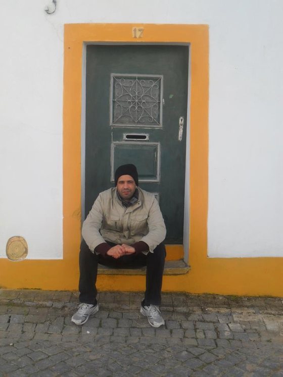 Bruno Ã  porta da casa dos bisavÃ³s, na aldeia de MontalvÃ£o, Nisa, Alentejo