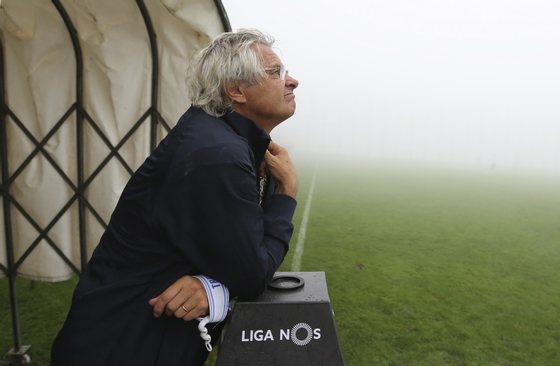 Luis Norton de Matos (D), treinador da UniÃ£o da Madeira, antes do jogo da Primeira Liga de Futebol com o Benfica, Funchal, 4 de outubro de 2015. O jogo entre UniÃ£o da Madeira e Benfica foi hoje adiado devido ao nevoeiro. GREGORIO CUNHA/LUSA