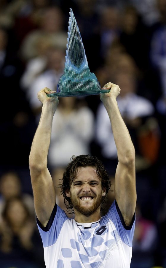 epa05006353 Portuguese tennis player Joao Sousa rises the winners' trophy after defeat Spanish Roberto Bautista 3-6, 6-3 and 6-4 during their men's final single match of the Valencia Open ATP 250 played in Valencia, eastern Spain, 1 November 2015. The Valencia Open runs from 24 October to 01 November. EPA/KAI FOERSTERLING